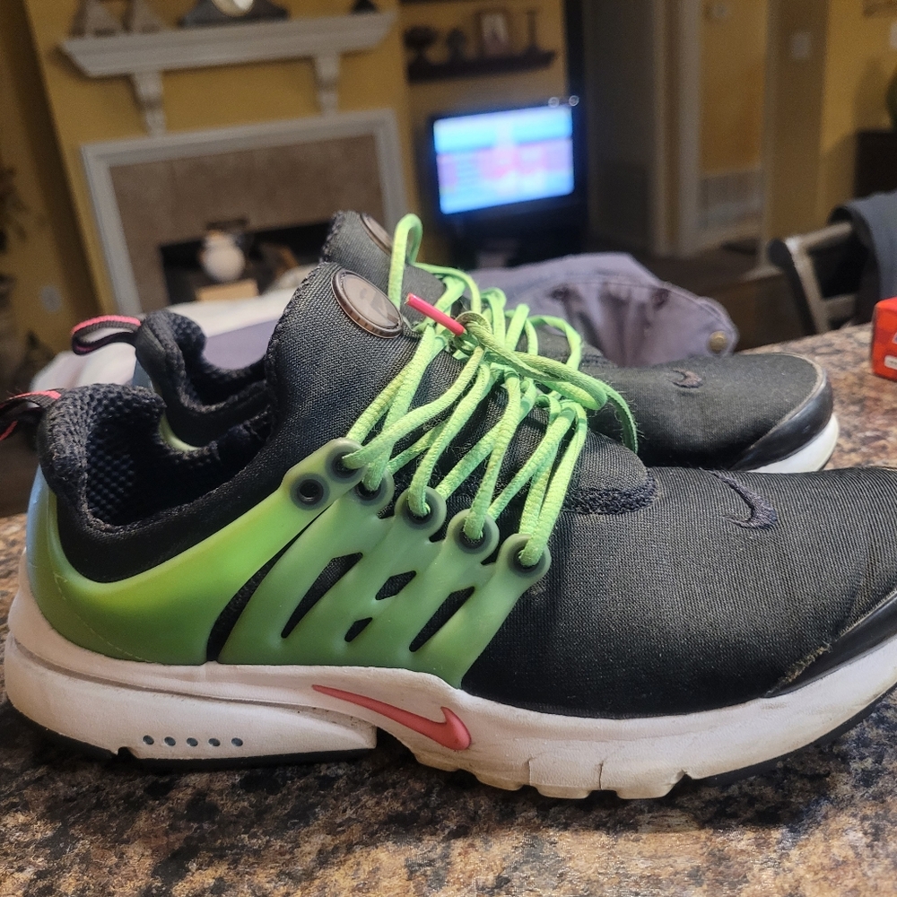 Nike Air Presto Black/White/Green  Strike Hyper SNEAKERS . Size 7y, women's 8.5,